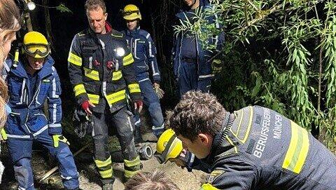 Bei der Rettungsaktion setzte der THW-Ortsverband München-Ost einen Bagger zur Unterstützung beim Ausgraben ein. Bei der Rettungsaktion setzte der THW-Ortsverband München-Ost einen Bagger zur Unterstützung beim Ausgraben ein.