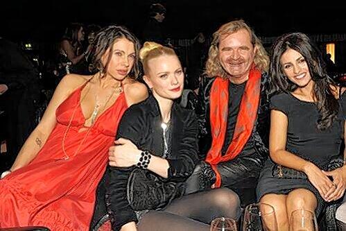 Der Schmuck-König noch ohne Kopfverletzung, aber mit strahlenden Gästen: Thomas Sabo im Münchner Postpalast zwischen Jana Pallaske, Franziska Knuppe und Monica Cruz (v. li.).