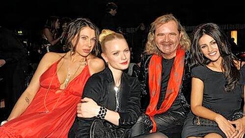 Der Schmuck-König noch ohne Kopfverletzung, aber mit strahlenden Gästen: Thomas Sabo im Münchner Postpalast zwischen Jana Pallaske, Franziska Knuppe und Monica Cruz (v. li.).