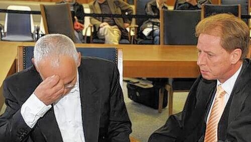 Mit gesenktem Kopf vor Gericht: der drogensüchtige Dealer Norbert E. (55) mit seinem Anwalt Jürgen Lubojanski. Mit gesenktem Kopf vor Gericht: der drogensüchtige Dealer Norbert E. (55) mit seinem Anwalt Jürgen Lubojanski.