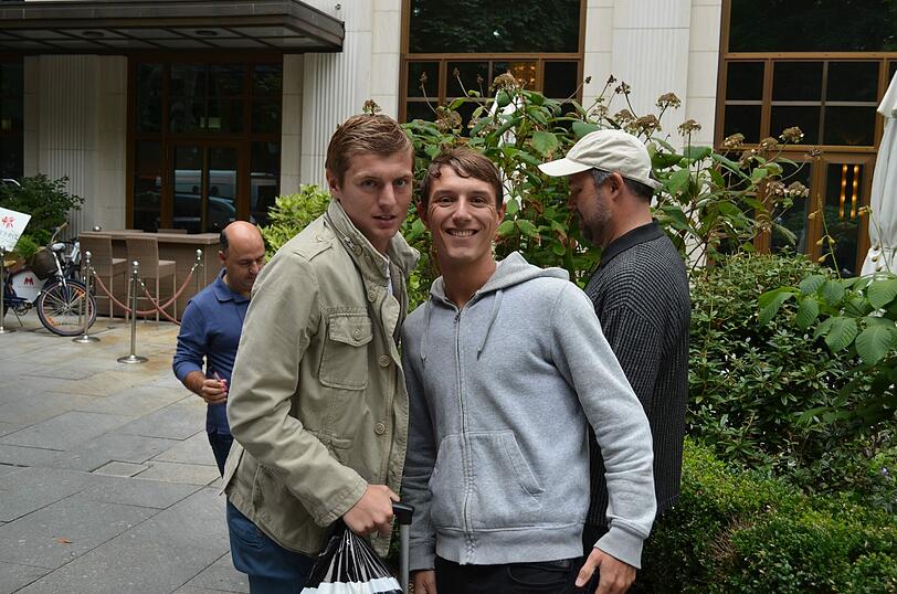 Auch Toni Kroos stellt sich als Foto-Model zur Verfügung