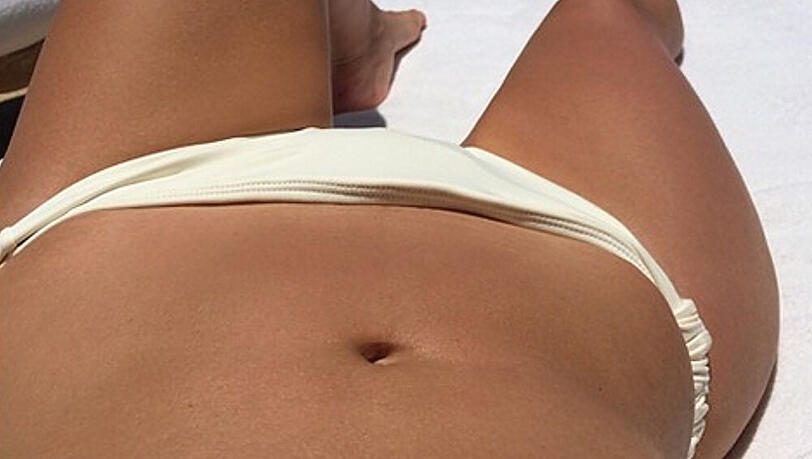 Kim Kardashian postet Fotos ihres flachen Bauchs Kim Kardashian postet Fotos ihres flachen Bauchs