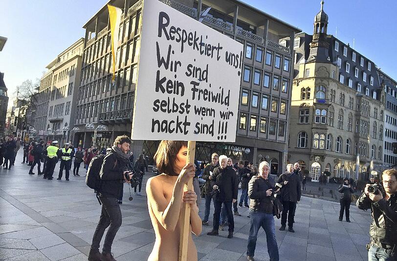 Zahlreiche Fotografen und Schaulustige versammelten sich, um die Aktion von Moiré zu beobachten.