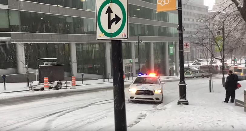 Vorsicht rutschig! Mindestens zehn Fahrzeuge krachten bei der Rutschpartie am Beaver Hall ineinander.