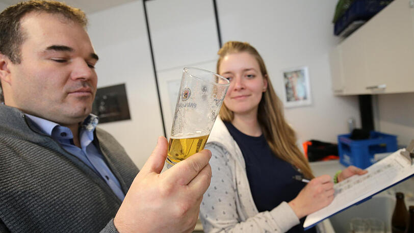 Ein kritischer Blick aufs Glas: Biertester Markus Hübner und Braumeisterin Susanne Weber bei der täglichen Bierprobe.