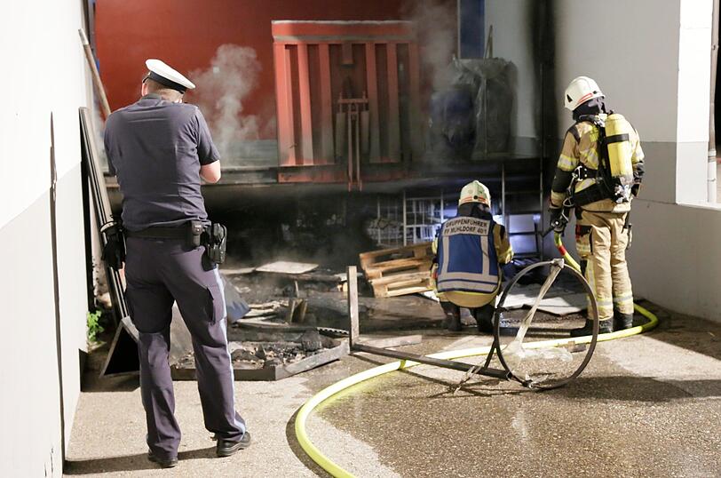 Die Feuerwehr löscht Sonntagnacht die Laderampe am Bonimeier-Ring in Mühldorf.