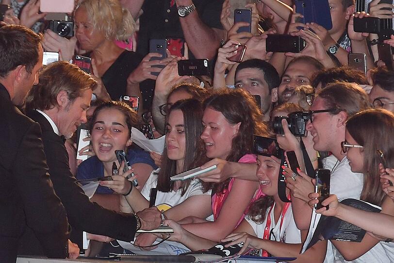 Brad Pitt ist bei den Fans sehr beliebt und der Star nimmt sich viel Zeit für die zahlreichen Autogrammwünsche.