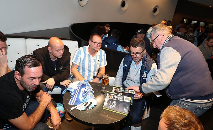 Löwen-Stars zum Anfassen: Die Bilder vom Fanabend in der "Royal-Bar" in La Manga.