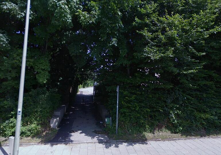Durch diesen schmalen Weg sollen sich schon Autos geschummelt haben.