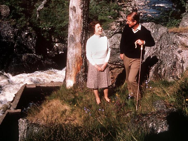 Die britische Königin Elizabeth II. und ihr Mann Prinz Philip bei einem Spaziergang in Balmoral im Sommer 1972.