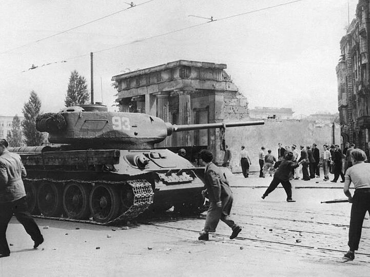 17. Juni 1953: Demonstranten werfen in Berlin mit Steinen nach russischen Panzern.