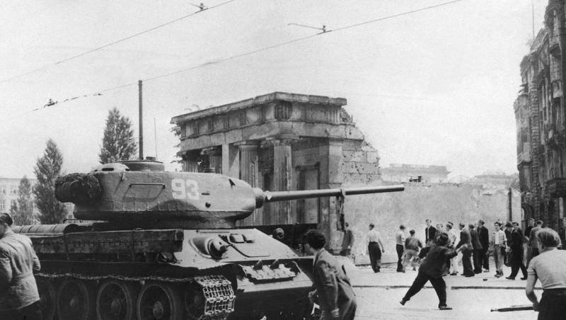 17. Juni 1953: Demonstranten werfen in Berlin mit Steinen nach russischen Panzern. 17. Juni 1953: Demonstranten werfen in Berlin mit Steinen nach russischen Panzern.
