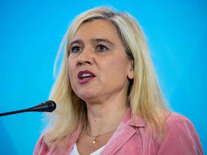 Melanie Huml (CSU) nimmt an einer Pressekonferenz teil. Foto: Sven Hoppe/dpa/Archivbild