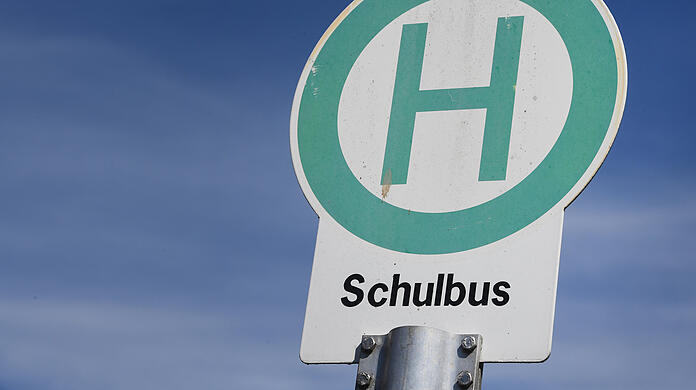 Die Familie eines elfjährigen Schülers muss für den Schulbus 100 Euro im Jahr zahlen – der Schulweg zu Fuß sei zumutbar. (Symbolbild)