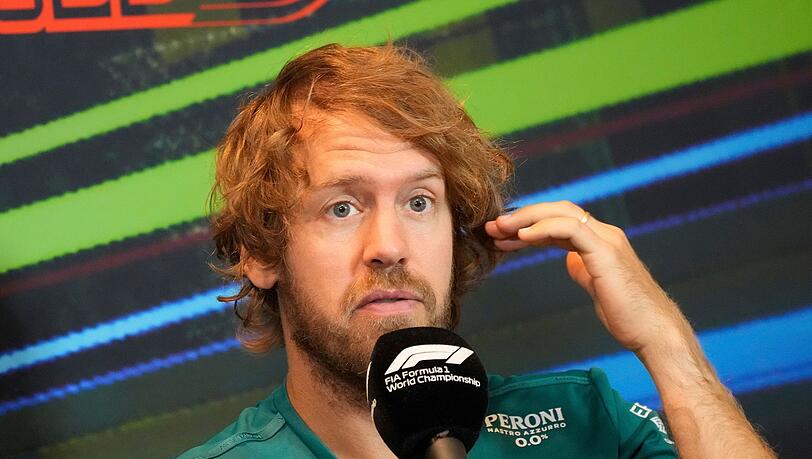 Aston-Martin-Pilot Sebastian Vettel während einer Pressekonferenz.