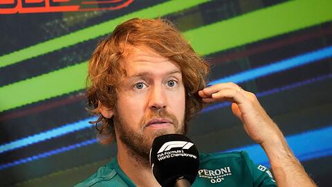 Aston-Martin-Pilot Sebastian Vettel während einer Pressekonferenz.