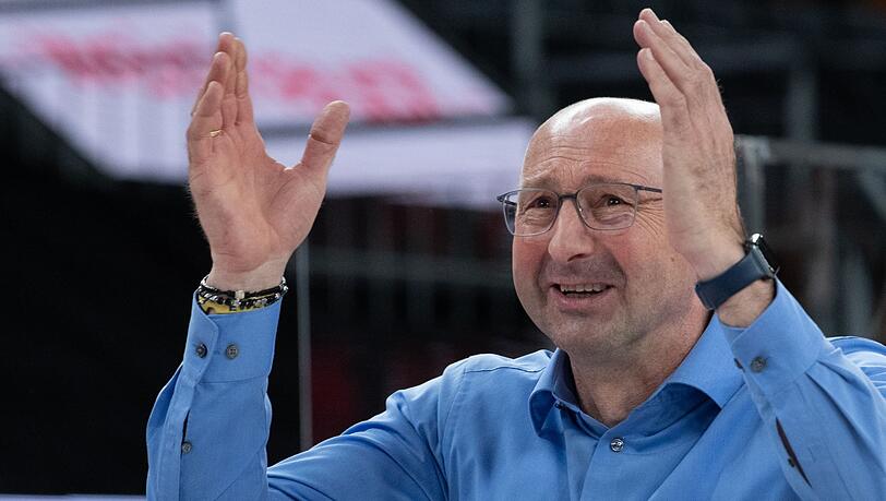 Trainer Mladen Drijencic gestikuliert.