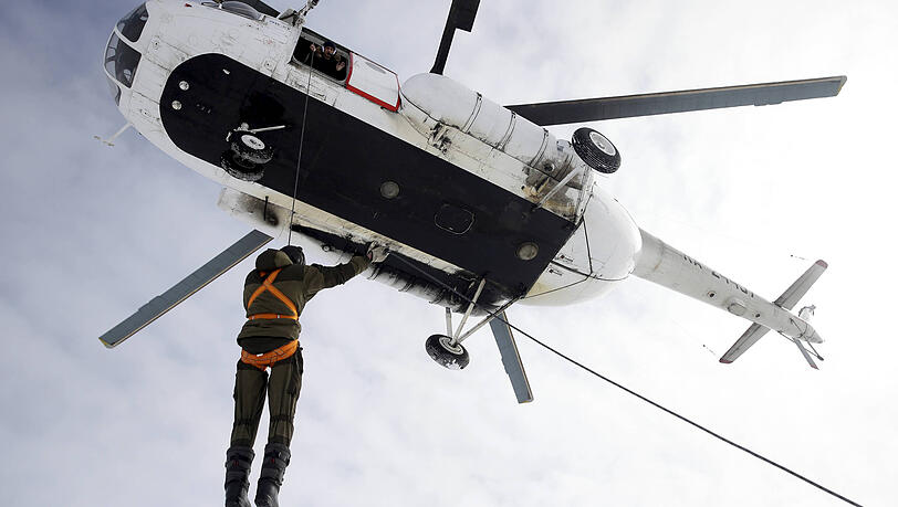 Weil der Hubschrauber nicht landen konnte, musste sich ein Notarzt in Kirchheim abseilen lassen. (Symbolbild)