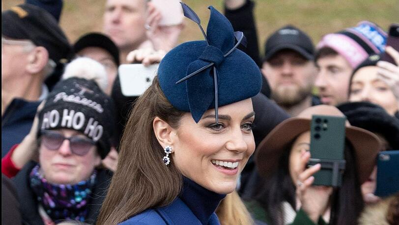 Im royalen Blau zeigte sich Kate am 1. Weihnachtsfeiertag den Schaulustigen vor der Kirche. An ihren Ohren blitzten ganz besondere Schmuckstücke.
