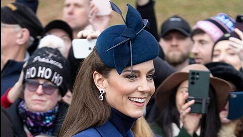 Im royalen Blau zeigte sich Kate am 1. Weihnachtsfeiertag den Schaulustigen vor der Kirche. An ihren Ohren blitzten ganz besondere Schmuckstücke.