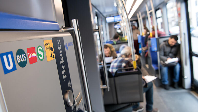 Die Bewerber müssen einen halbstündigen Schrifttest in der Tram absolvieren. Wenn sie bestehen, folgt als Letztes ein Bewerbungsgespräch mit dem Recruiting Team der MVG. Die Bewerber müssen einen halbstündigen Schrifttest in der Tram absolvieren. Wenn sie bestehen, folgt als Letztes ein Bewerbungsgespräch mit dem Recruiting Team der MVG.
