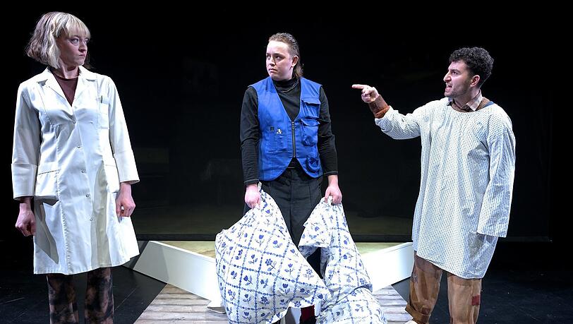 In der Mitte: Lasse Stadelmann als Sohn Franz von Fischer Fritz.Links: Lola Dockhorn, rechts: Baran S&ouml;nmez