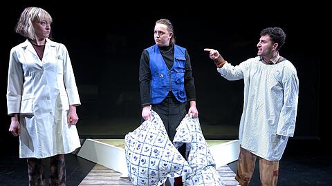 In der Mitte: Lasse Stadelmann als Sohn Franz von Fischer Fritz.Links: Lola Dockhorn, rechts: Baran S&ouml;nmez