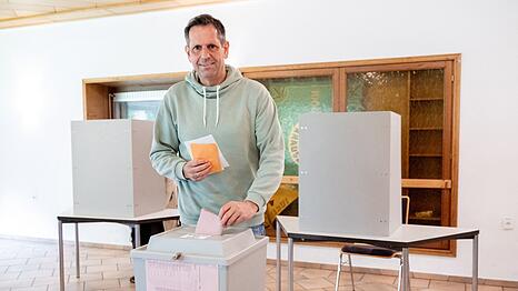 Ministerpr&auml;sident Olaf Lies (SPD) gab seine Stimme in seiner Heimat Friesland ab.