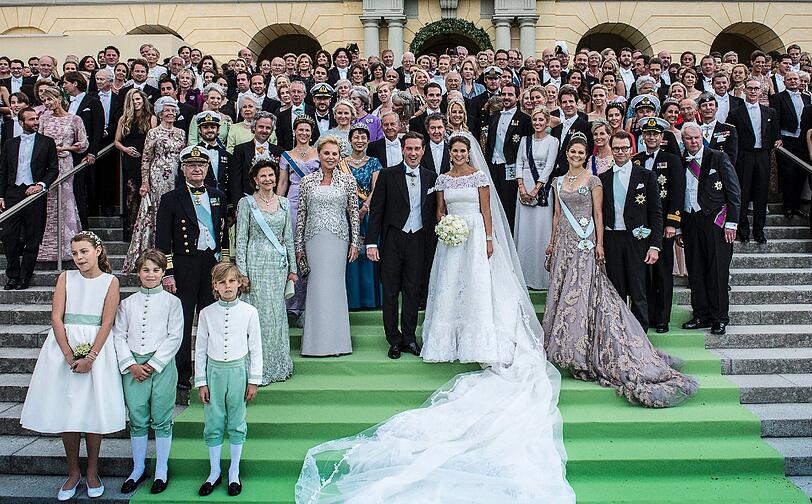 Im Spitzenkleid hat die schwedische Prinzessin ihren Bräutigam, den New Yorker Banker Chris O'Neill, in Stockholm geheiratet. Und war schöner denn je. Die Bilder