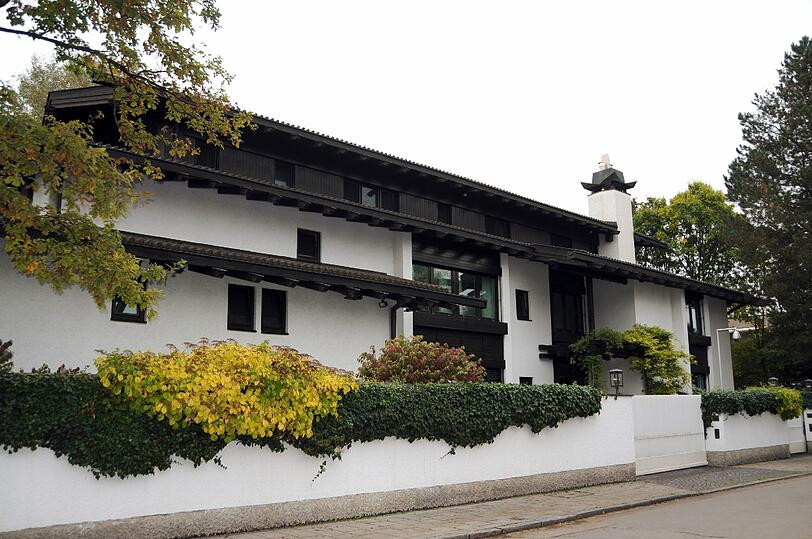 Flicks Villa im Herzogpark. Der Milliardär ließ sich auf dem Grundstück in Münchens bester Wohngegend einen regelrechten Palast bauen.