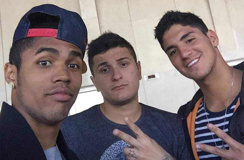 Neu-Bayer Douglas Costa mit Freunden.