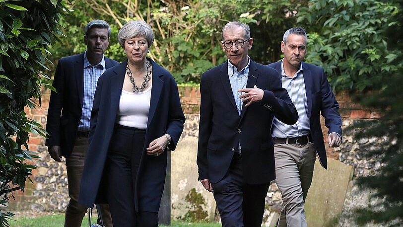 Die britische Premierministerin Theresa May und ihr Ehemann Philip kommen in Sonning zur Eucharistiefeier in der St Andrew's Kirche.