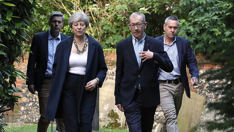 Die britische Premierministerin Theresa May und ihr Ehemann Philip kommen in Sonning zur Eucharistiefeier in der St Andrew's Kirche. Die britische Premierministerin Theresa May und ihr Ehemann Philip kommen in Sonning zur Eucharistiefeier in der St Andrew's Kirche.
