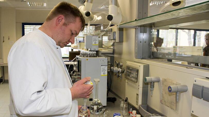Laborant Sascha Hovestadt überprüft die Wasserwerte im Entwässerungsbetrieb.
