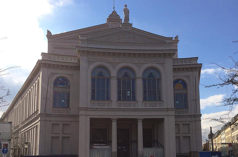 Lange verdeckt, jetzt ist der Blick auf das Staatstheater am Gärtnerplatz wieder frei.