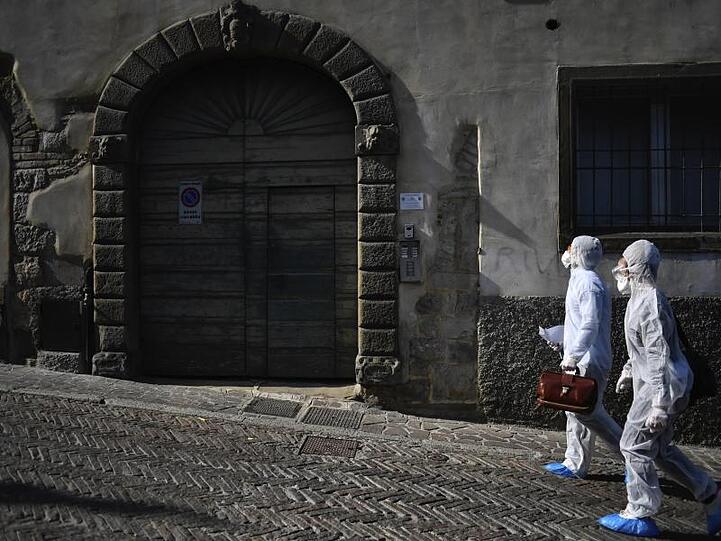Hausbesuche im norditalienischen Bergamo, einer Region, die von der Corona-Krise am heftigsten betroffen ist. Noch gibt es keine gemeinsame finanzpolitische Krisenhilfe, auf die sich die EU-Länder hätten einigen können.
