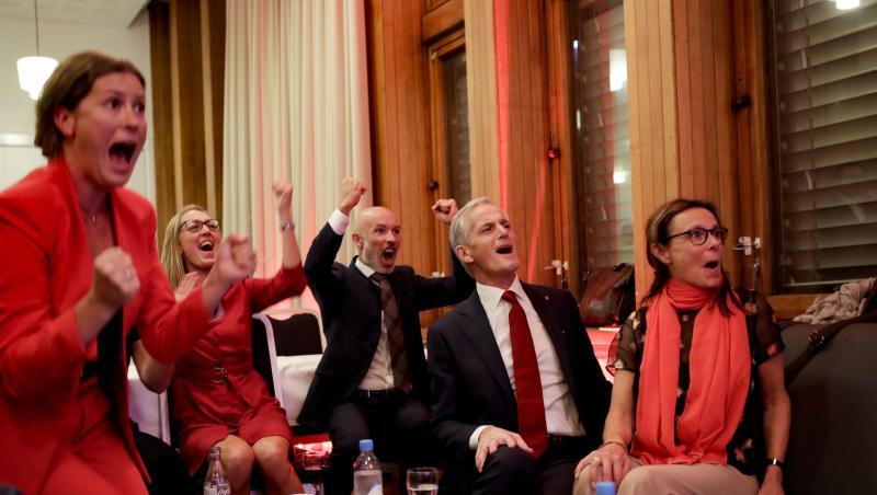 Jonas Gahr Store (2.v.r), Vorsitzender der norwegischen Arbeiterpartei, jubelt mit Parteifreunden über das Wahlergebnis.