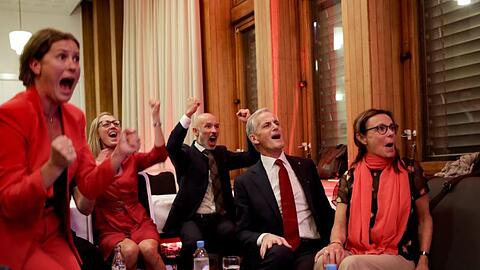 Jonas Gahr Store (2.v.r), Vorsitzender der norwegischen Arbeiterpartei, jubelt mit Parteifreunden über das Wahlergebnis.