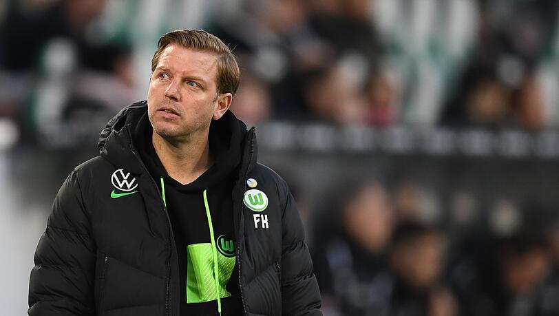 Wolfsburgs Trainer Florian Kohfeldt steht am Spielfeldrand.