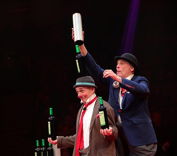 Spaßmacher, die auch musizieren und zaubern können: Das Clown-Duo Tom und Pepe, das gegen so manche Tücke des Objekts kämpft.