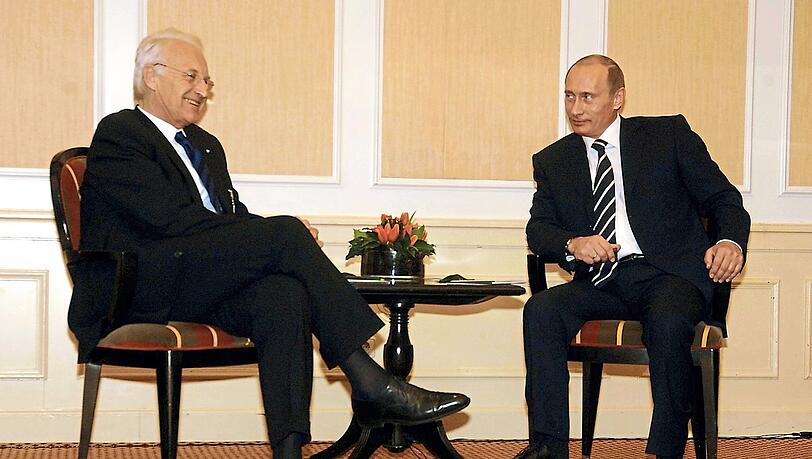 2007: Der damalige bayerische Ministerpräsident Edmund Stoiber (l., CSU) im Gespräch mit Wladimir Putin.