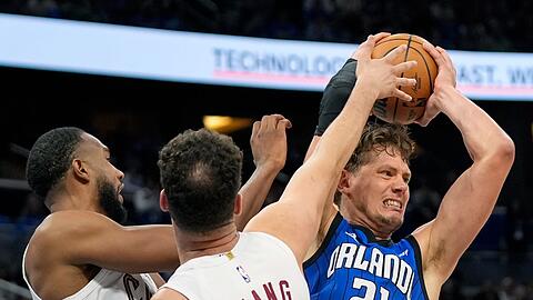 Moritz Wagner (r) und die Orlando Magic, haben das entscheidene Playoff-Spiel gegen Cleveland verloren.