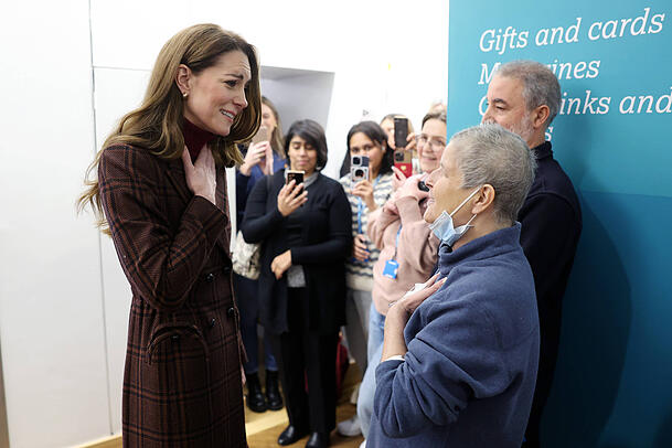 Beim Gespräch mit Patientin Rebecca Mendlesohn fasste sich Prinzessin Kate ans Herz. Beim Gespräch mit Patientin Rebecca Mendlesohn fasste sich Prinzessin Kate ans Herz.