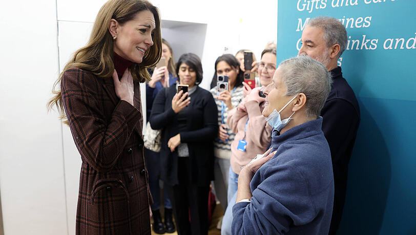 Beim Gespräch mit Patientin Rebecca Mendlesohn fasste sich Prinzessin Kate ans Herz. Beim Gespräch mit Patientin Rebecca Mendlesohn fasste sich Prinzessin Kate ans Herz.