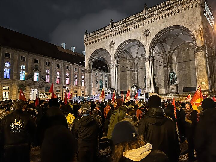 Rund 400 Personen haben sich laut Polizeiangaben zur Kundgebung am Odeonsplatz versammelt.