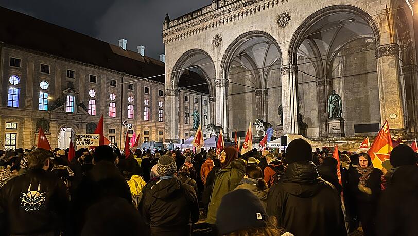 Rund 400 Personen haben sich laut Polizeiangaben zur Kundgebung am Odeonsplatz versammelt.