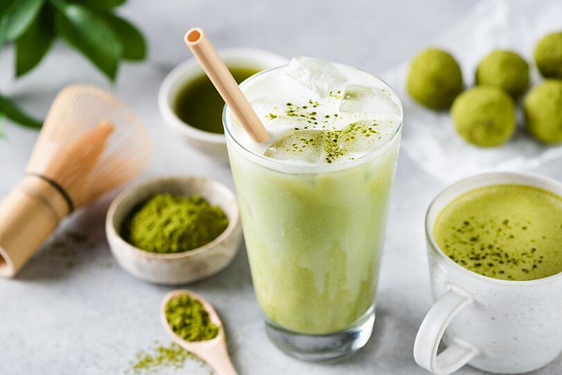 Je nach Geschmack und Jahreszeit l&auml;sst sich daraus auch ein Iced Matcha zubereiten. Daf&uuml;r braucht man neben der Matcha-Paste aus einem halben Teel&ouml;ffel Matcha-Pulver und 50 Millilitern hei&szlig;em, aber nicht kochendem Wasser noch 200 Milliliter kalte Milch und eine Handvoll Eisw&uuml;rfel. Auch diese Variante kann nach Belieben ges&uuml;&szlig;t werden, etwa mit Vanille, Agavendicksaft oder Honig. Im Sommer ist das ein idealer Wachmacher.