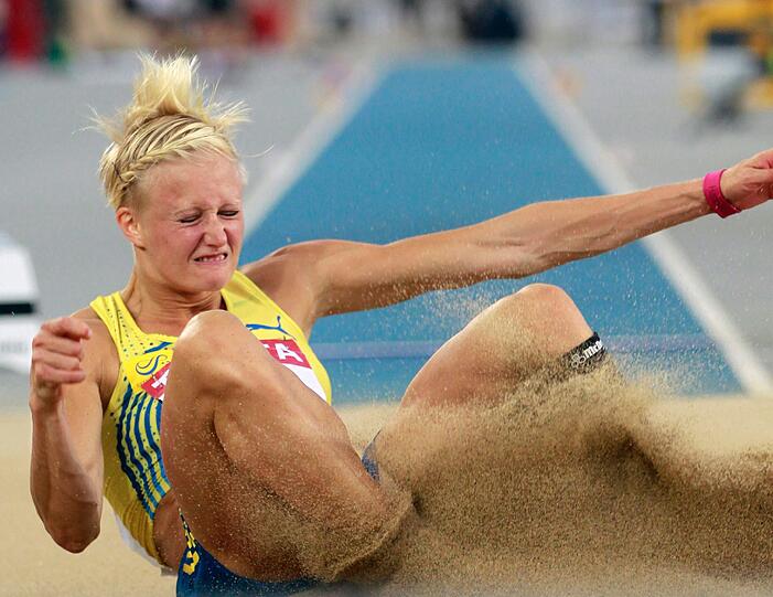 Ihr Gesicht sagt: Autsch! Landung von Carolina Klueft aus Schweden.