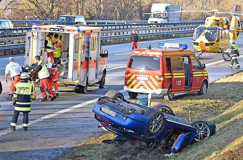 Die Einsatzkräfte am Unfallort auf der A 8.