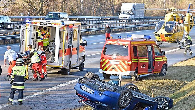 Die Einsatzkräfte am Unfallort auf der A 8. Die Einsatzkräfte am Unfallort auf der A 8.